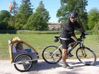 Fahrradverleih mit Haenger Kind